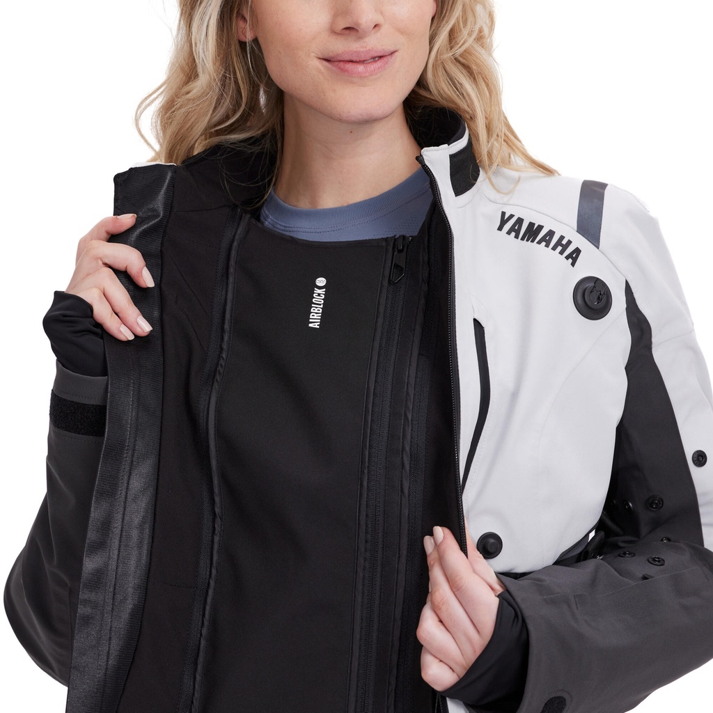 A25-STJ02-F2-0M-25-sport-tour-jacket-women-Studio-006.jpg