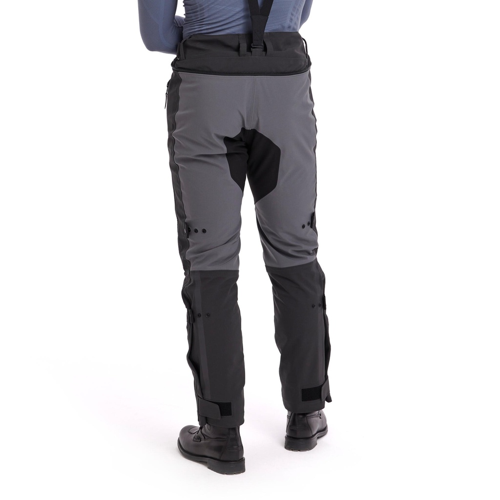 A25-STP01-F0-0L-Sport-Tour-pant-men-Studio-004.jpg